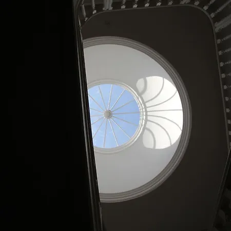 Otel Decanting House